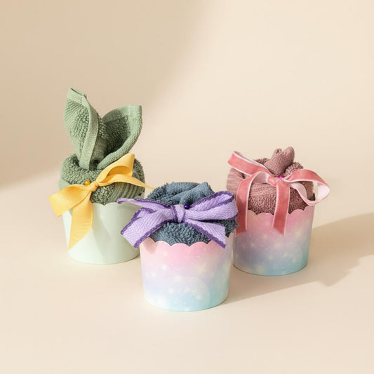 Håndklæde cupcakes i flere farver som små dekorative gaver til babyshower