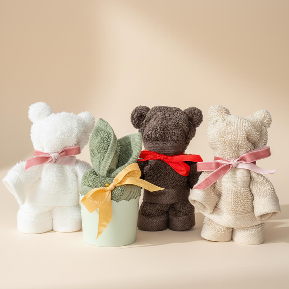 Håndklædebamser i forskellige farver og cupcake og er håndlavede babygaver