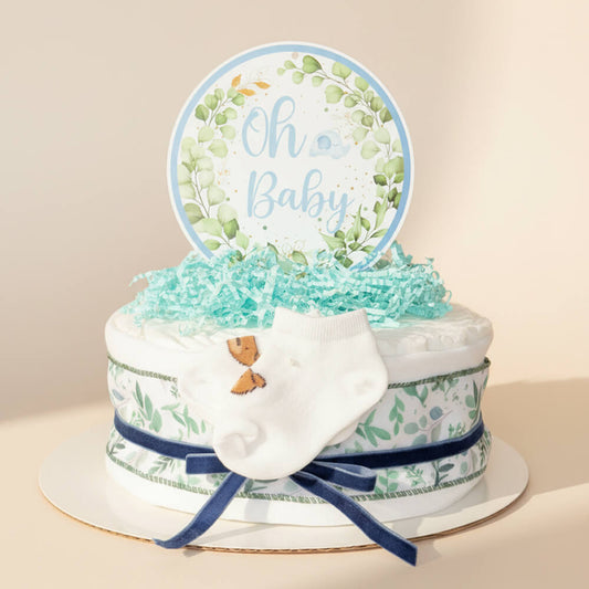 Lille blekage i blå farve pyntet med bånd og bamse sokker til drengebaby