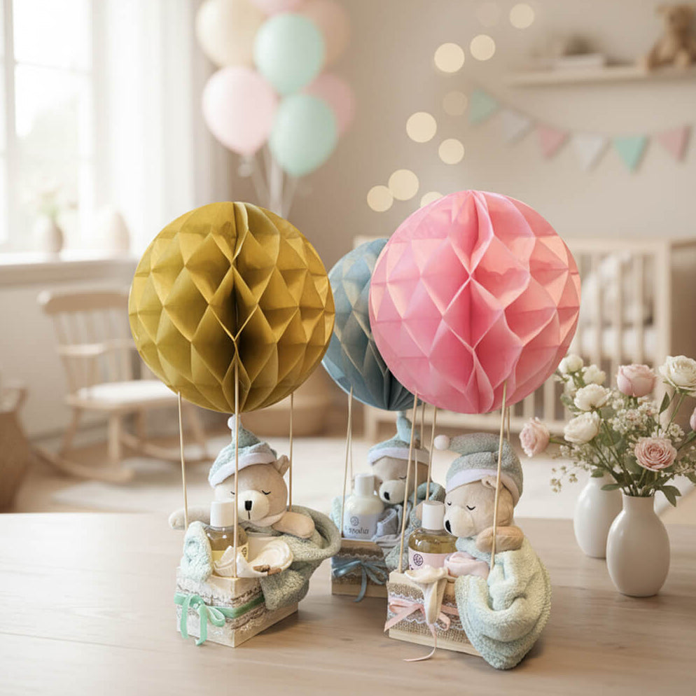 Tre luftballon gavekurve med bamse i lyserød, blå og gul – håndlavede babyshowergaver fra TrylleTrolde fyldt med kærlighed og søde detaljer.