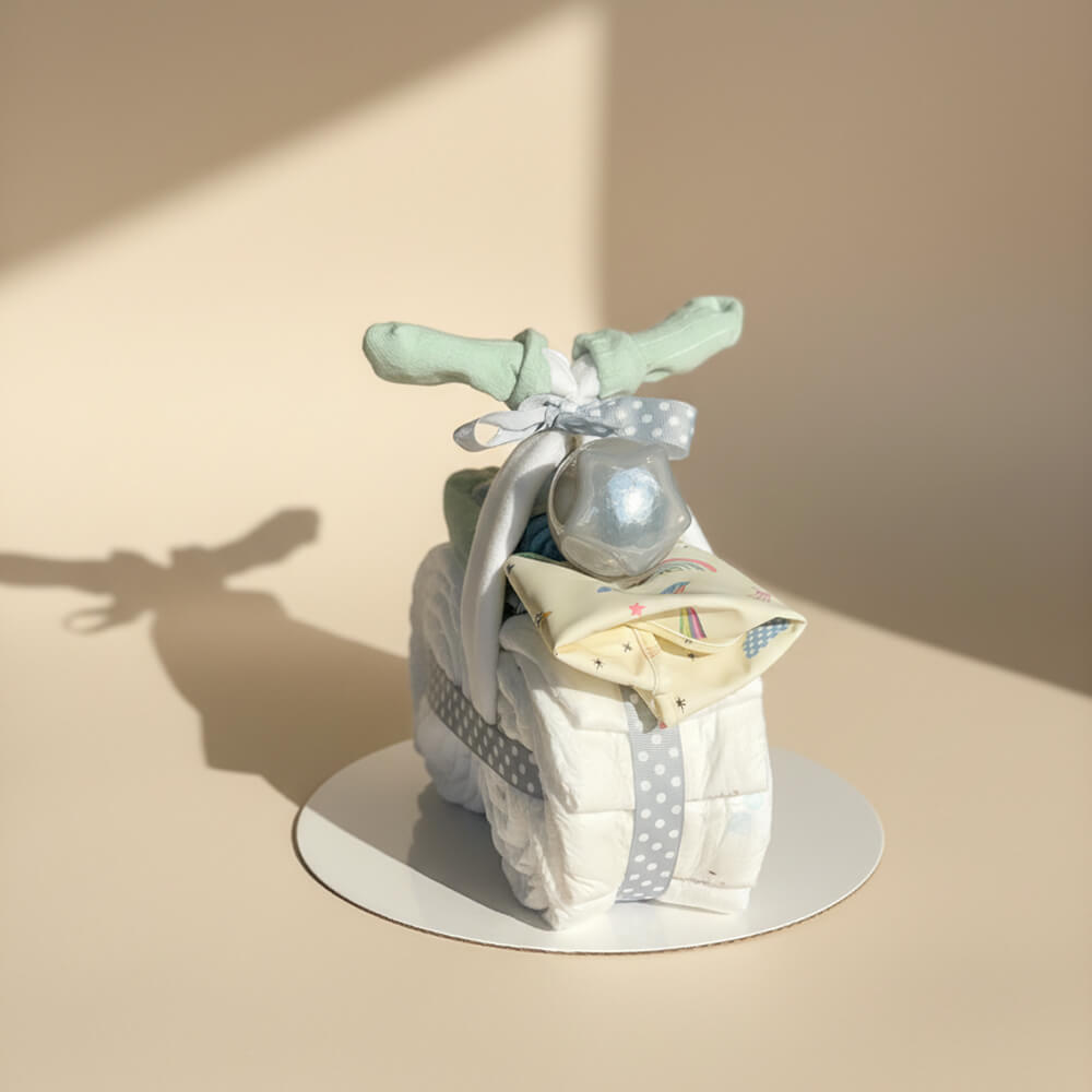 Blemotorcykel i blå farver med babyprodukter som sjov og praktisk gave