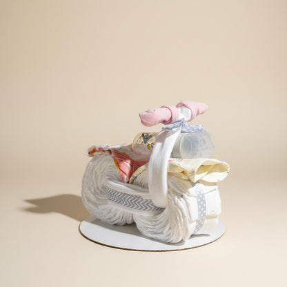 Blemotorcykel i lyserød farve lavet af bleer som sjov gave til pige babyshower