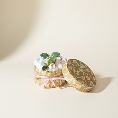 Elegant blomsteræske gave til babyshower