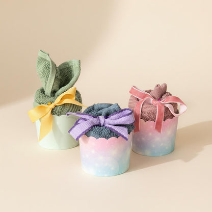 Håndklæde cupcakes i flere farver som små dekorative gaver til babyshower