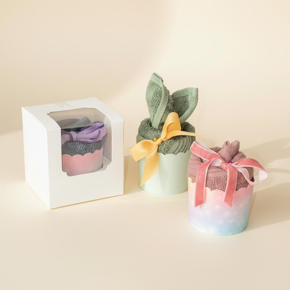 Cupcakes af håndklæder i flere farver som små dekorative gaver til babyshower