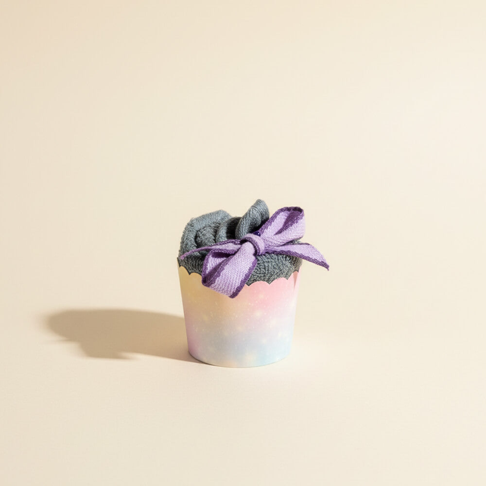 Blå cupcake lavet af håndklæde som sød og kreativ gave til drengebaby