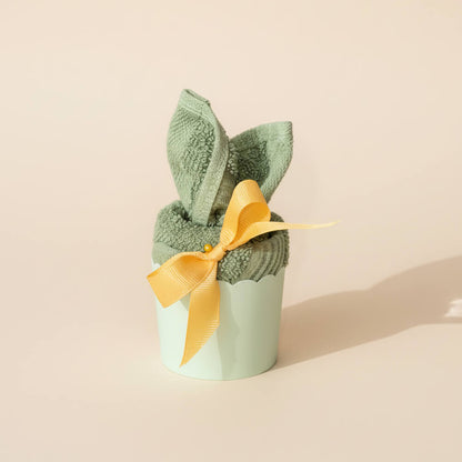 Cupcake lavet af grønt håndklæde som kreativ og dekorativ gave til baby