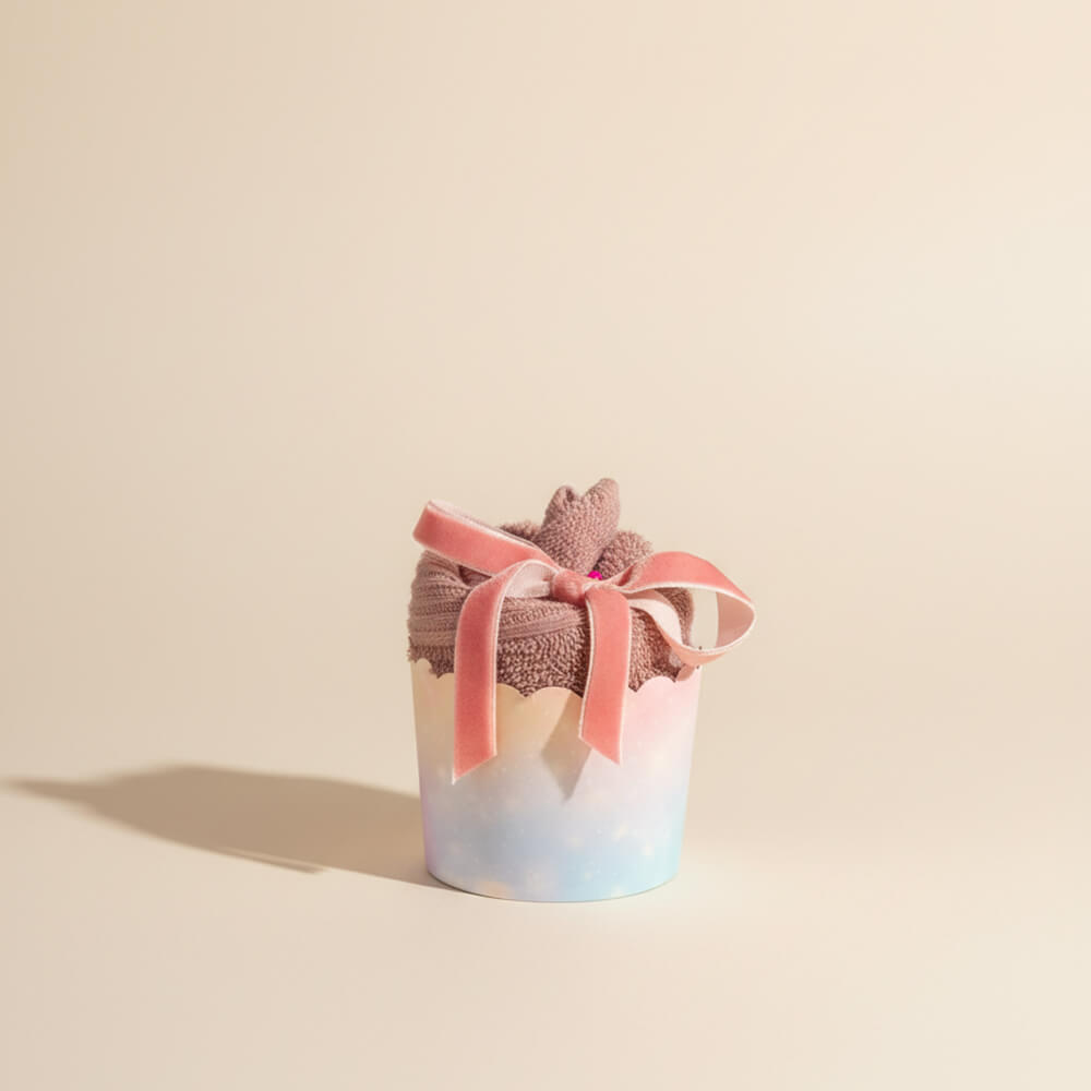 Cupcake lavet af lyserødt håndklæde som dekorativ gave til babyshower