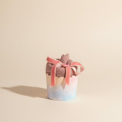 Cupcake lavet af lyserødt håndklæde som dekorativ gave til babyshower