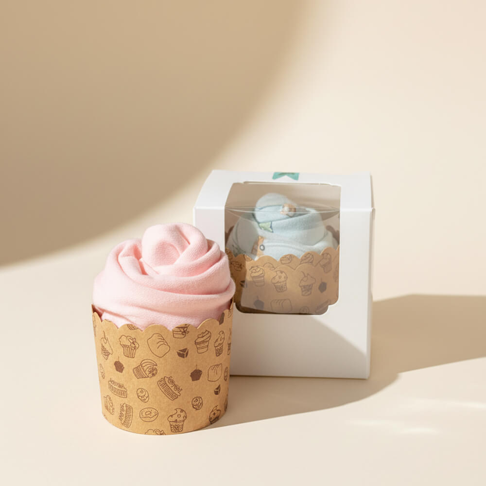 Cupcakes af babytøj i blå og lyserød farve som nuttede gaver til babyshower