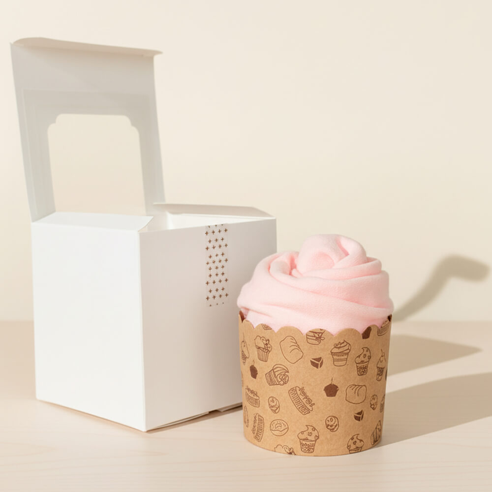 Cupcake lavet af babybody i lyserød farve som nuttet gave til babyshower