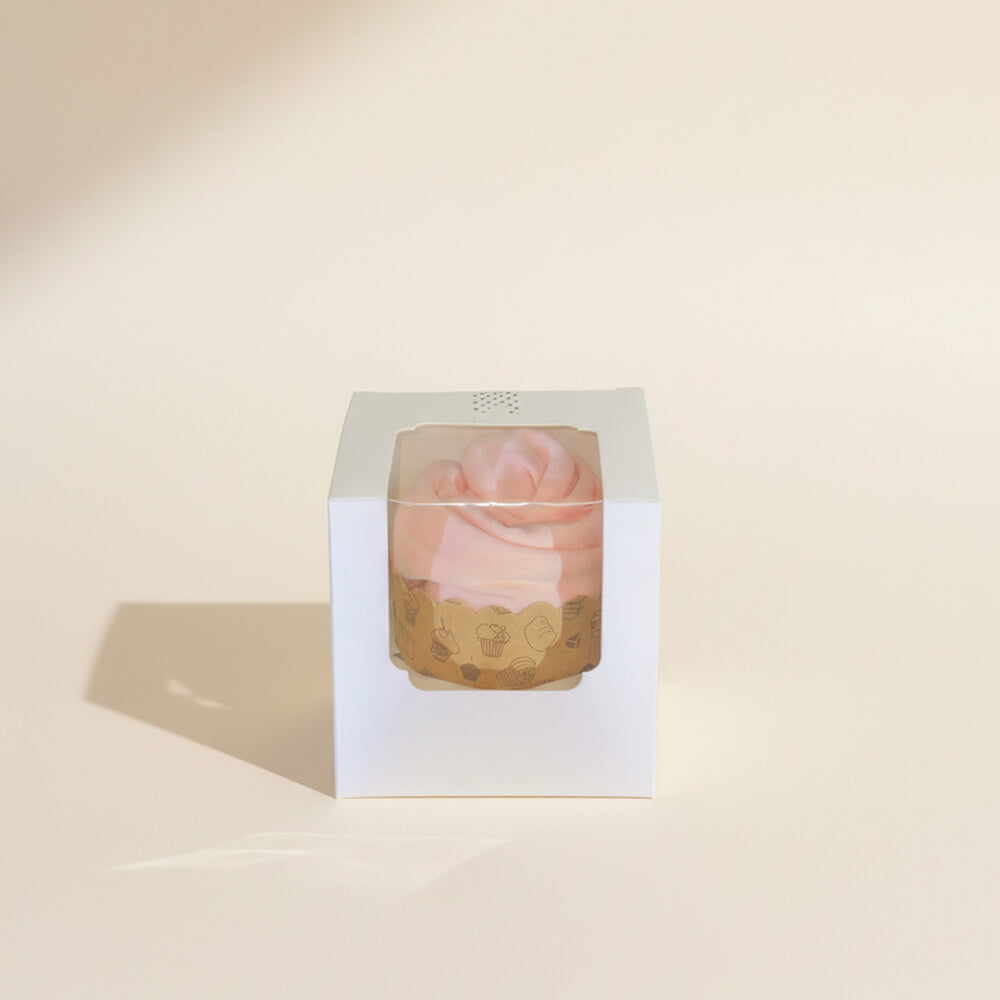 Cupcake af babybody i lyserød farve som sød gave til pige babyshower