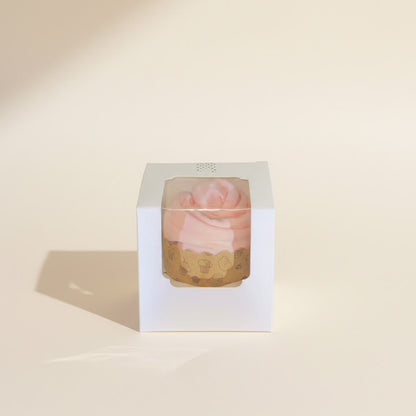 Cupcake af babybody i lyserød farve som sød gave til pige babyshower