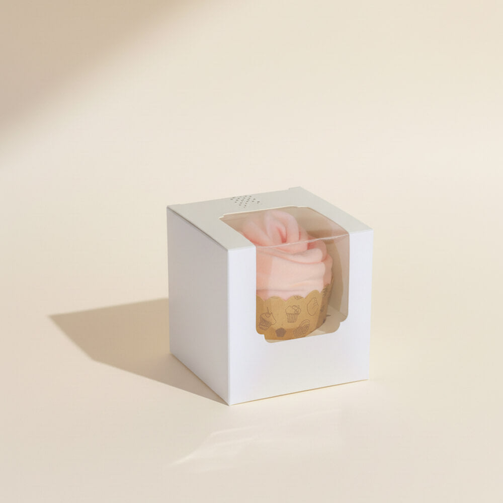 Cupcake af babybody i gaveæske som sød gave til babyshower for pige