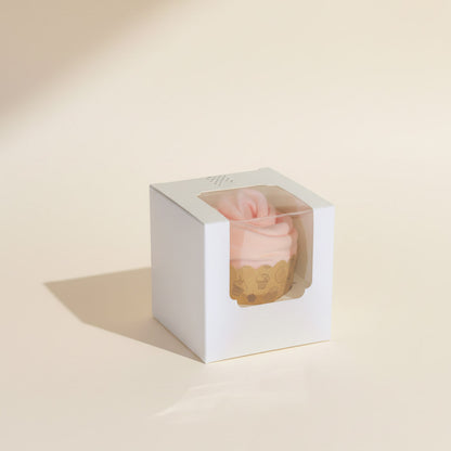 Cupcake af babybody i gaveæske som sød gave til babyshower for pige