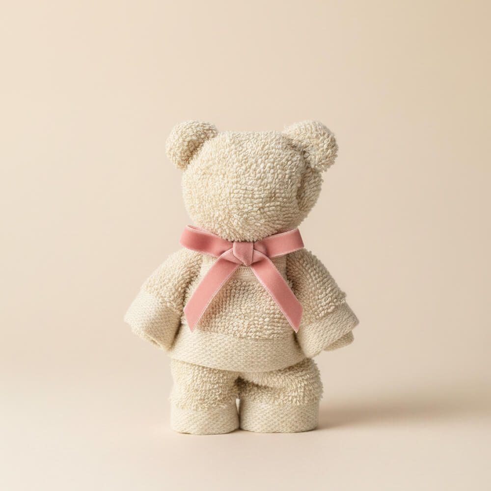 Beige håndklædebamse lavet af blødt håndklæde som nuttet barselsgave