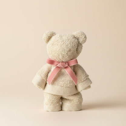 Beige håndklædebamse lavet af blødt håndklæde som nuttet barselsgave