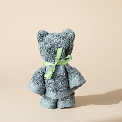 Blå håndklædebamse lavet af blødt håndklæde som gave til drengebaby