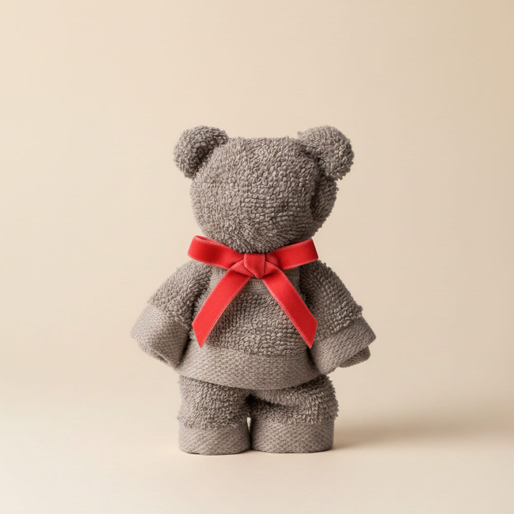 Brun håndklædebamse med rødt bånd som nuttet gave til babyshower