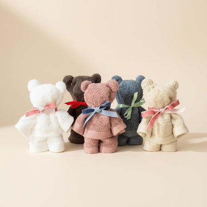 Fem håndklædebamser i forskellige farver som håndlavede gaver til baby