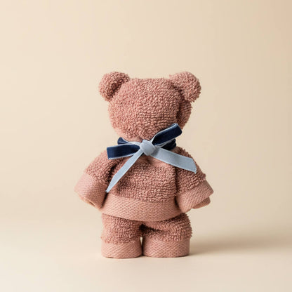 Lyserød håndklædebamse lavet af blødt håndklæde som nuttet barselsgave