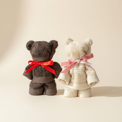 To håndklædebamser i kontrastfarver som charmerende barselsgaver