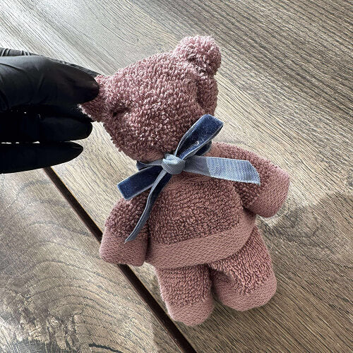 Håndklæde-bamse med bånd - sød håndlavet gavebordet 