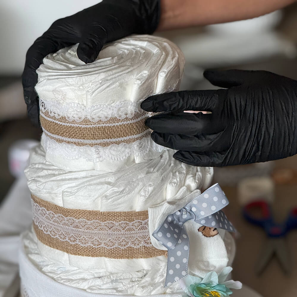 Håndlavede gaver med handsker på fra TrylleTrolde – kreative babyshower- og barselsgaver