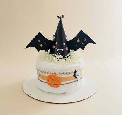 Lille Halloween-blekage pyntet med flagermus – sjov gave til babyshower