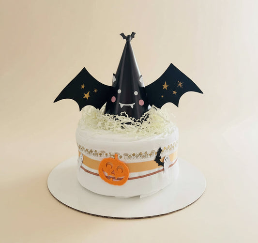 Lille Halloween-blekage pyntet med flagermus – sjov gave til babyshower