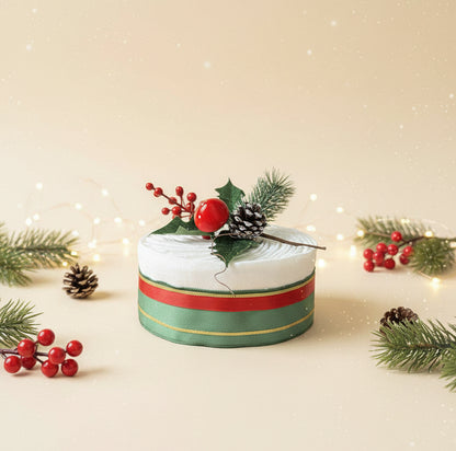 Håndlavet juleblekage med grønne og røde detaljer – perfekt som gave til babyshower i julen