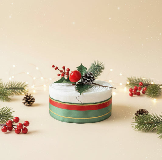 Håndlavet juleblekage med grønne og røde detaljer – perfekt som gave til babyshower i julen