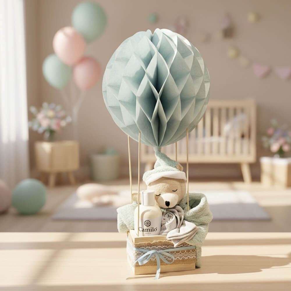Luftballon gavekurv i blå nuancer med sød bamse og babyshampoo – ideel som barselsgave til dreng.