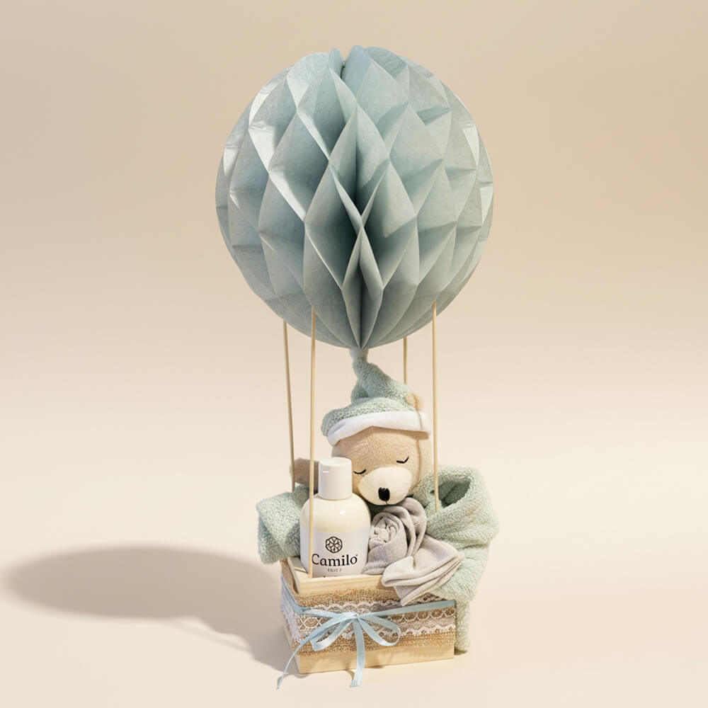 Blå luftballon gavekurv med bamse, pynt og babyprodukter - perfekt gave til babyshower for dreng.