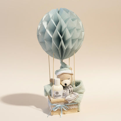 Blå luftballon gavekurv med bamse, pynt og babyprodukter - perfekt gave til babyshower for dreng.