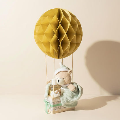 Neutral luftballon gavekurv med bamse og pynt – elegant og håndlavet gave til babyshower eller gender reveal.