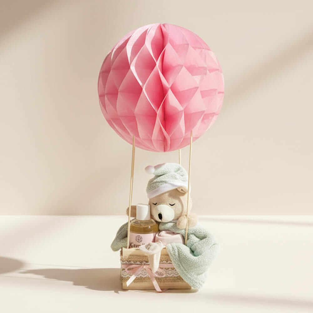 Lyserød luftballon gavekurv med bamse, body og sokker - kærlig babyshowergave til pige.
