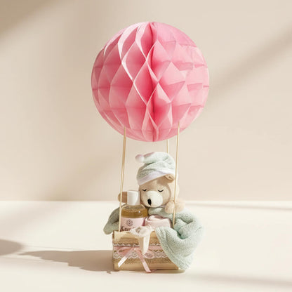 Lyserød luftballon gavekurv med bamse, body og sokker - kærlig babyshowergave til pige.