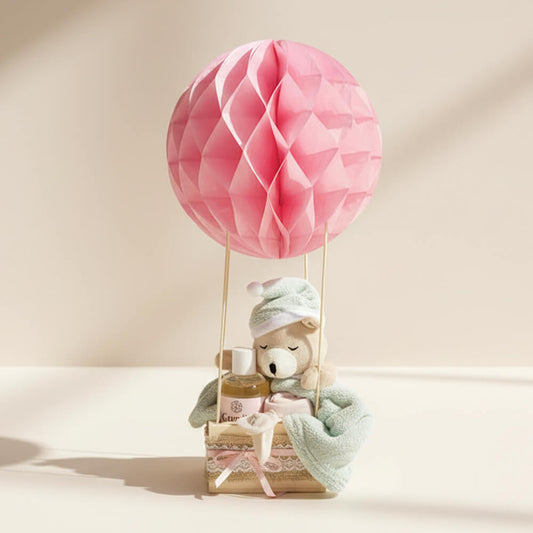Lyserød luftballon gavekurv med bamse, body og sokker - kærlig babyshowergave til pige.