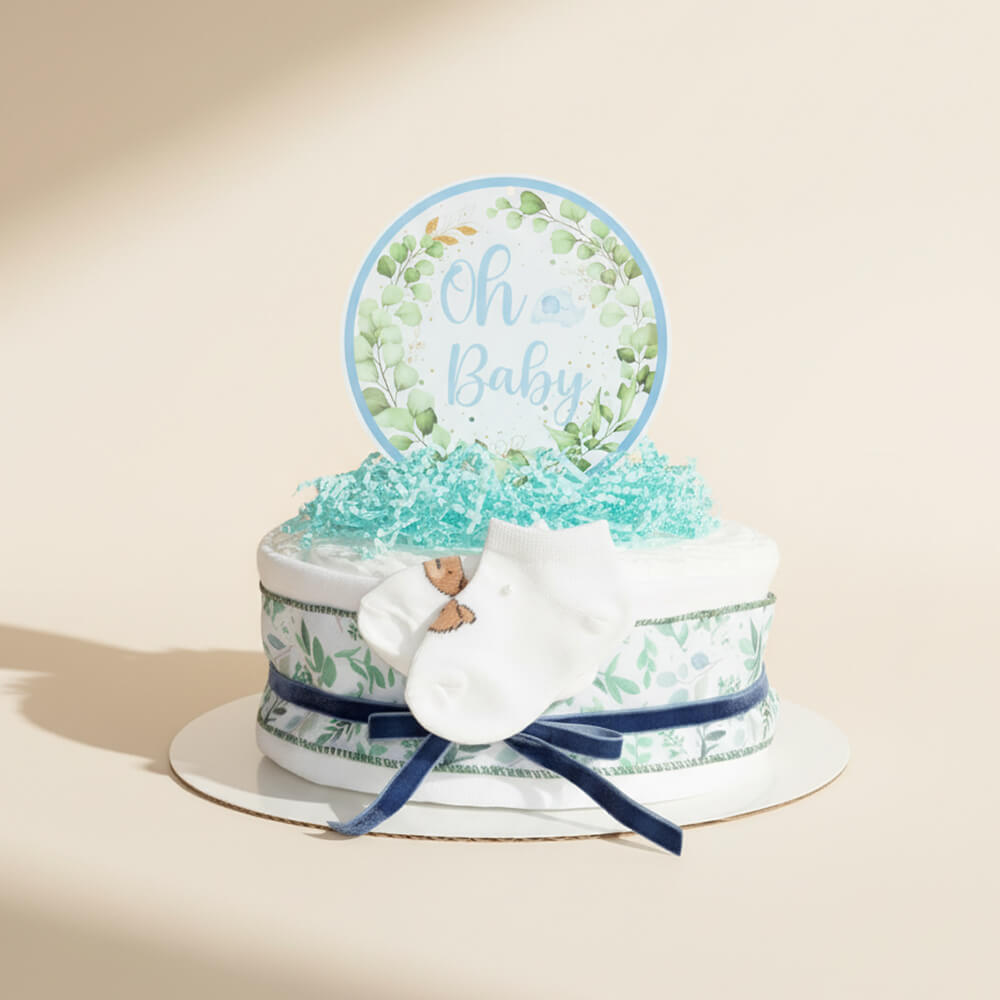 Lille blekage i blå nuancer med pynt og bamse som gave til drengebaby