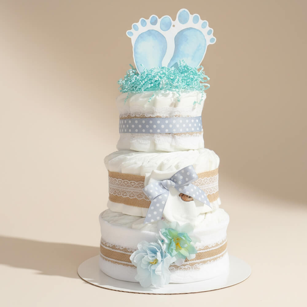 Stor blekage i blå nuancer med pynt og bamse sokker som gave til drengebaby