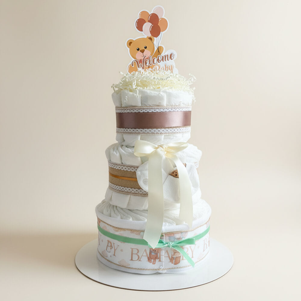 Stor håndlavet blekage i neutrale farver som elegant babyshowergave