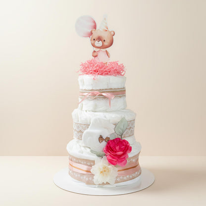 Stor blekage i lyserød med pynt og blomsterdetaljer som gave til pige babyshower