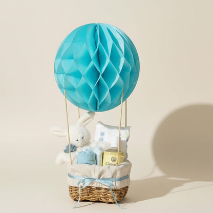 Luftballon gavekurv i blå farver med bamse og babyprodukter til drengebaby