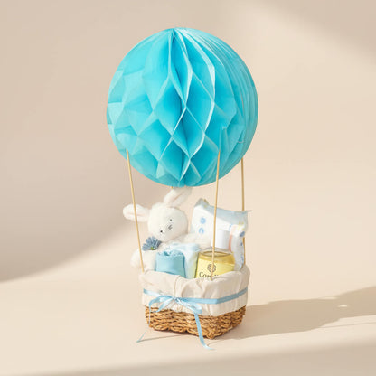 Luftballon gavekurv i blå farver med bamse og babyprodukter til drengebaby