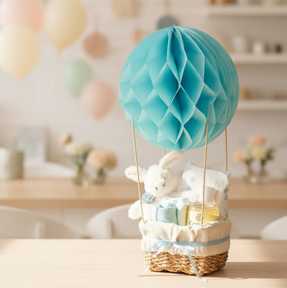 Luftballon gavekurv i blå farver med bamse og body som gave til drengebaby