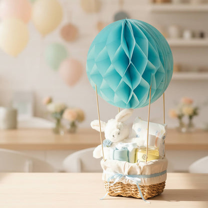 Luftballon gavekurv i blå farver med bamse og body som gave til drengebaby