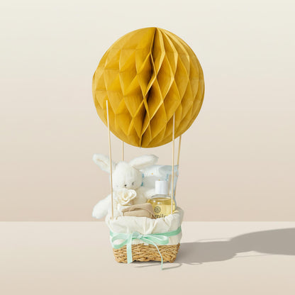 Luftballon gavekurv i neutrale farver med bamse og babyprodukter som gave
