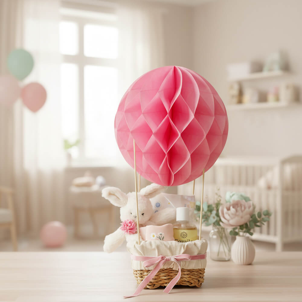 Luftballon gavekurv i lyserød farve med bamse og babyprodukter til pige