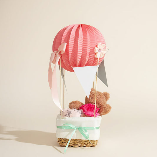 Luftballon-gavekurv i rosa nuancer – barselsgave til pige